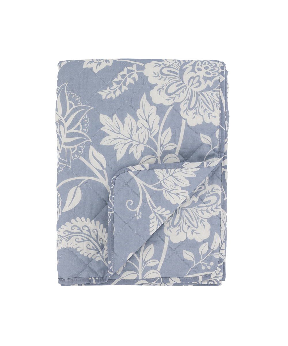 Aix Quilt w. flower pattern L180/W130 cm sky blue & white
