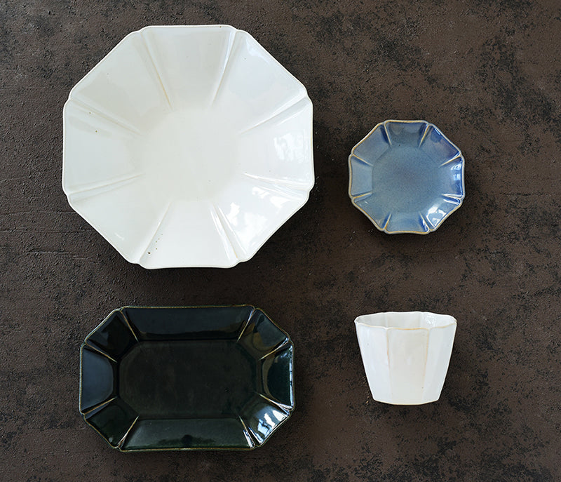 Marumitsu Hitohana 7 sun bowl
flower-shaped Pottery white W- 2.17 cm D- 2.17 cm H- 0.47 cm