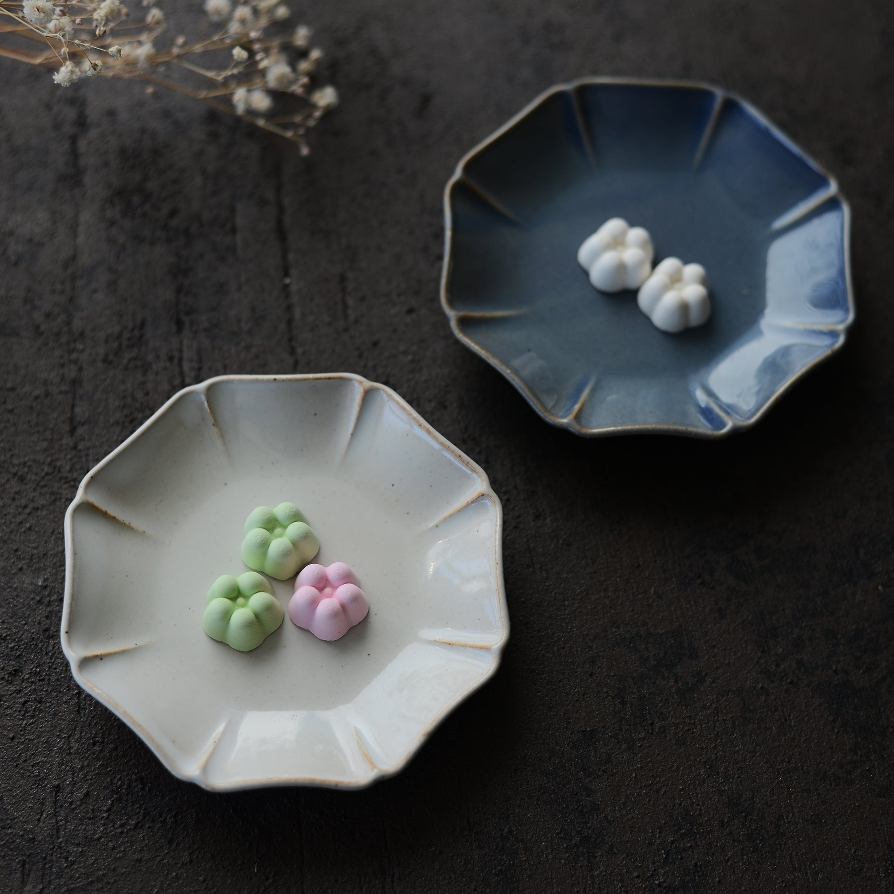 Marumitsu Hitohana 7 sun bowl
flower-shaped Pottery blue W- 2.17 cm D- 2.17 cm H- 0.47 cm