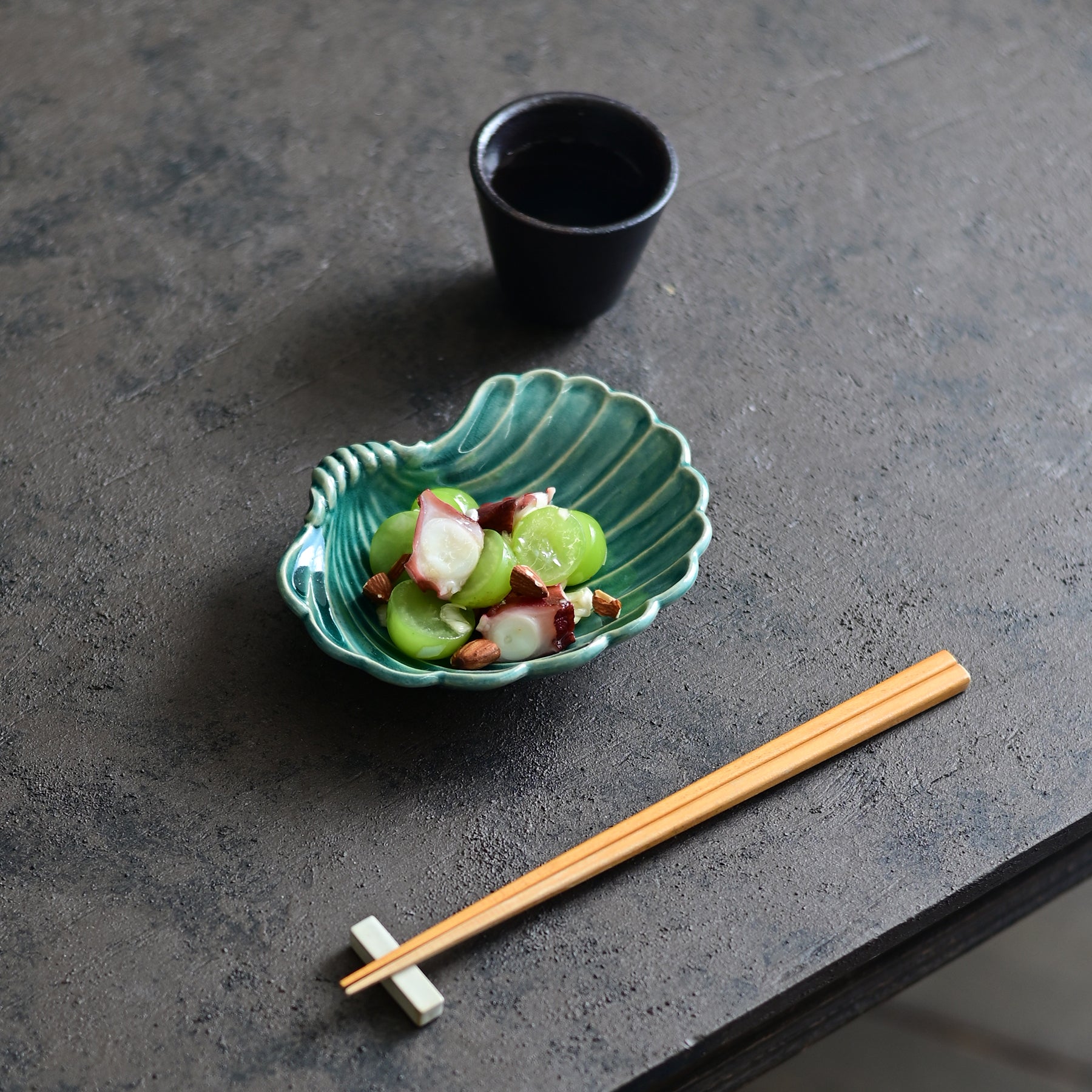 Marumitsu Nacre bowl turquoise
Pottery green W- 1.42 cm D- 1.18 cm H- 0.38 cm