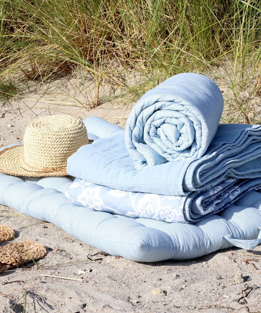 Aix Quilt w. milk boy stripes L180/W130 cm sky blue & white