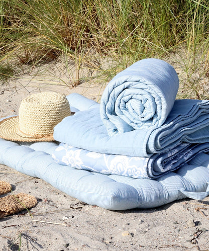 Aix Quilt w. milk boy stripes L180/W130 cm sky blue & white