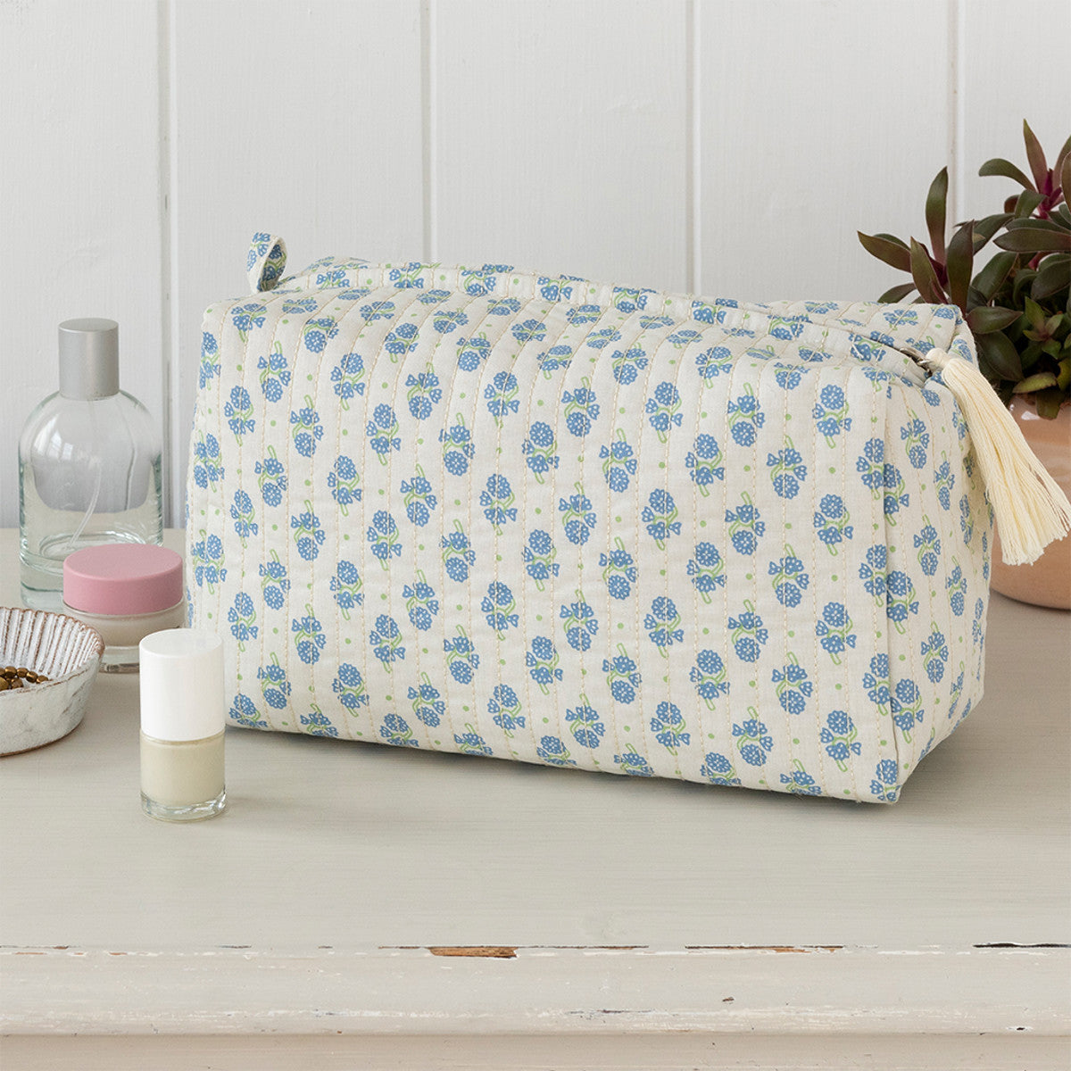 Rex London Quilted wash bag - Cornflower L- 25 cm W- 12 cm H- 15 cm