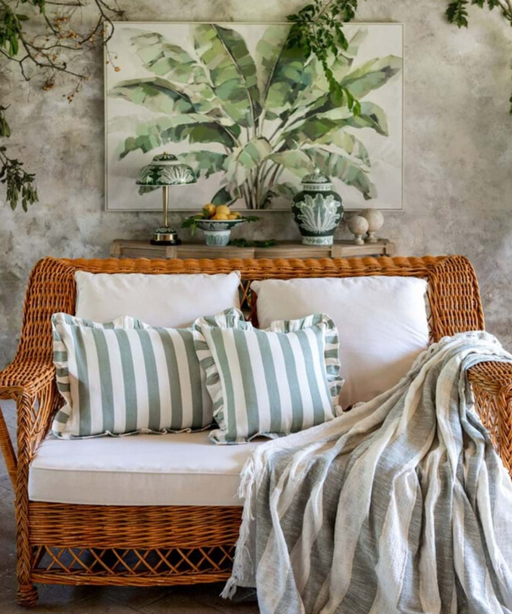 CUSHION WITH FRILLS