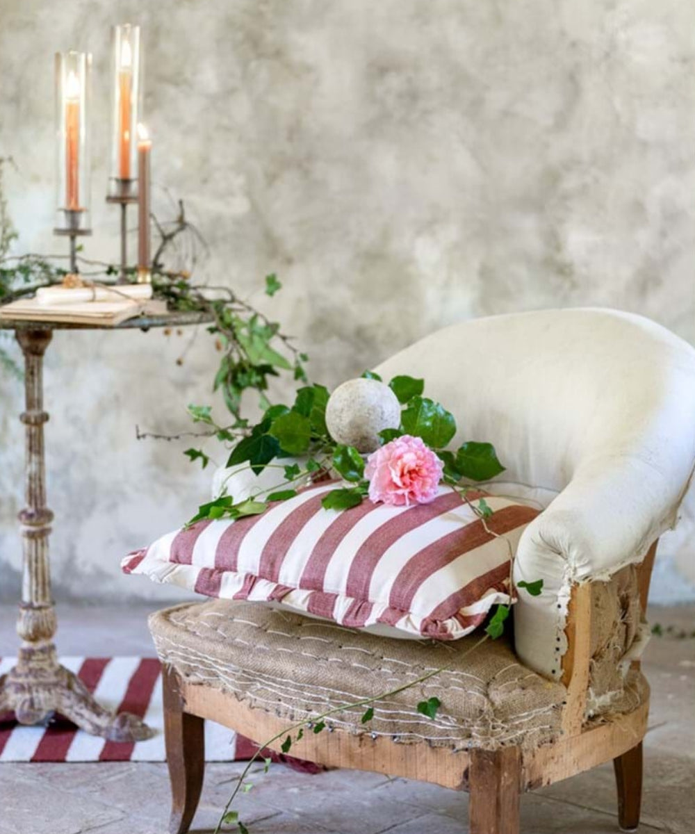 CUSHION WITH FRILLS
